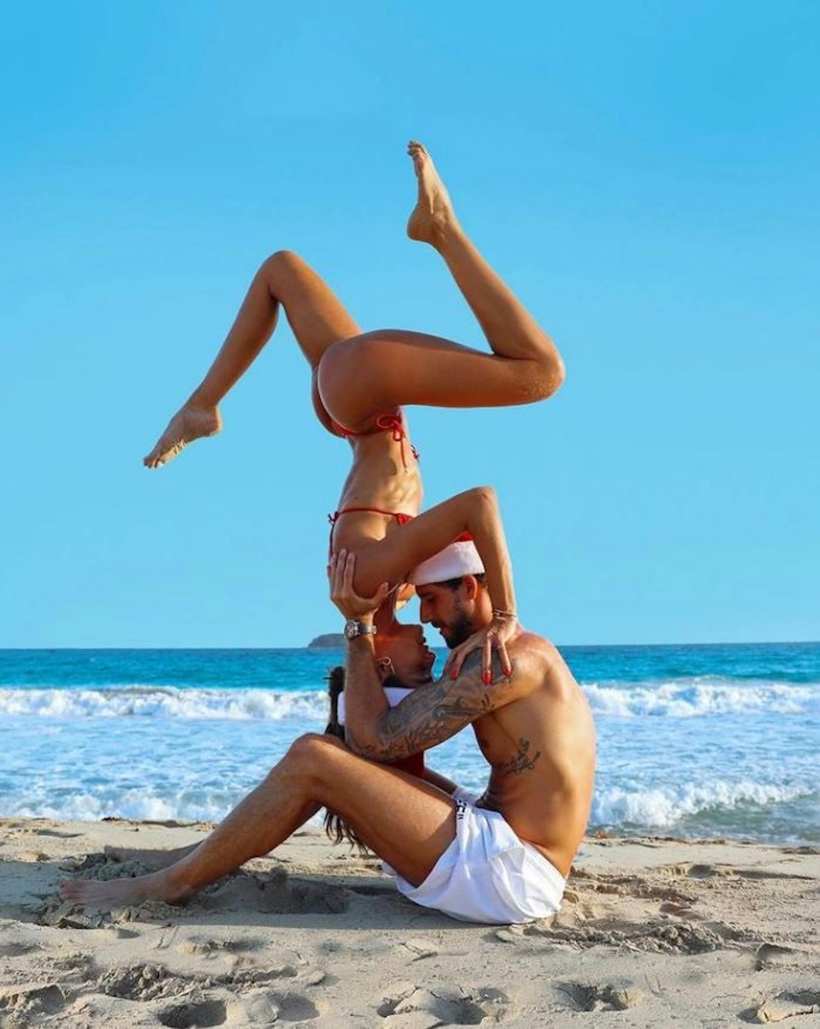 Model Izabel Goulart macht mit ihrem Herzblatt Kevin Trapp Yoga am Strand.