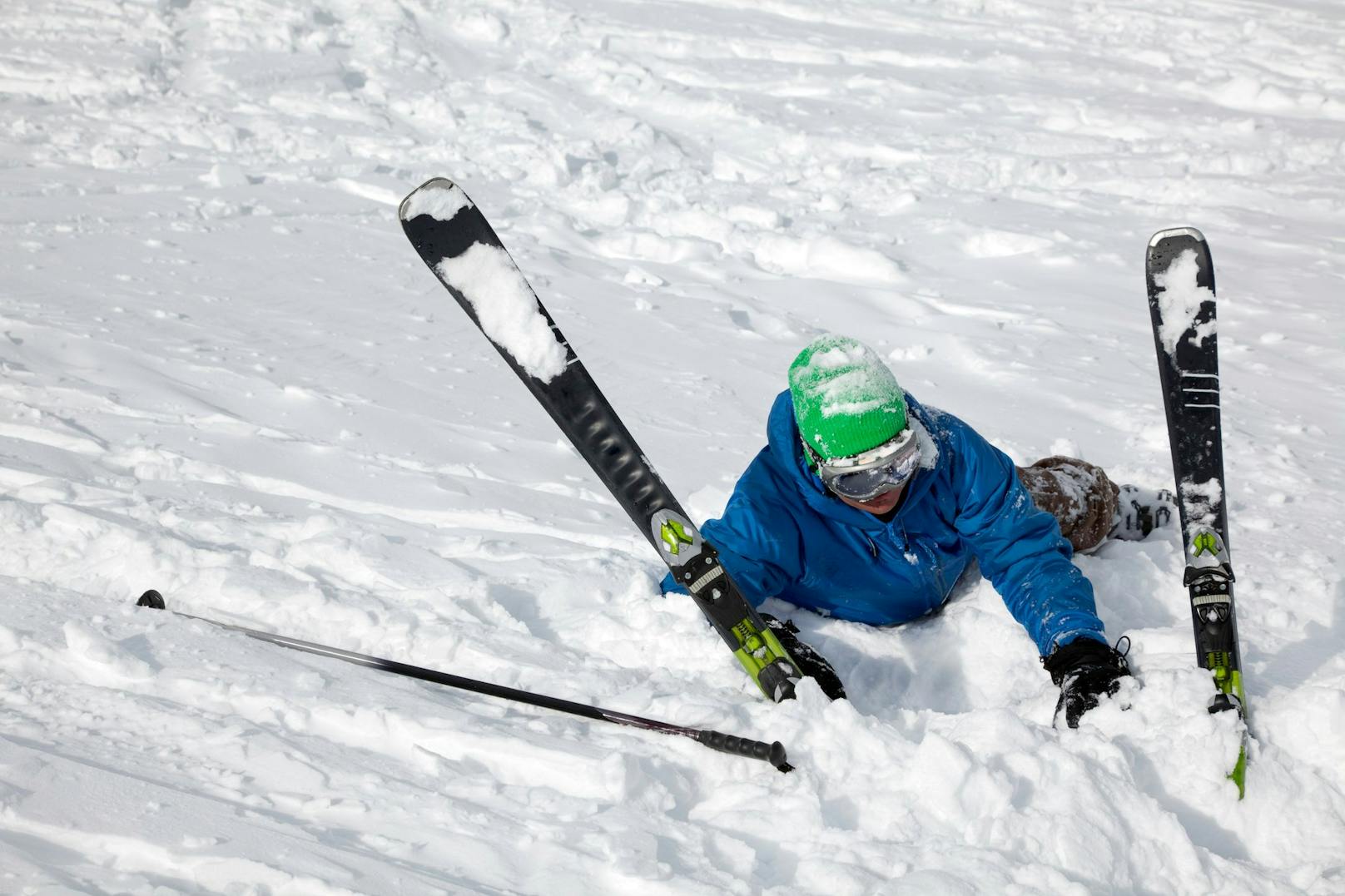 19-Jähriger fährt nach Ski-Kollision weiter – Not-OP!