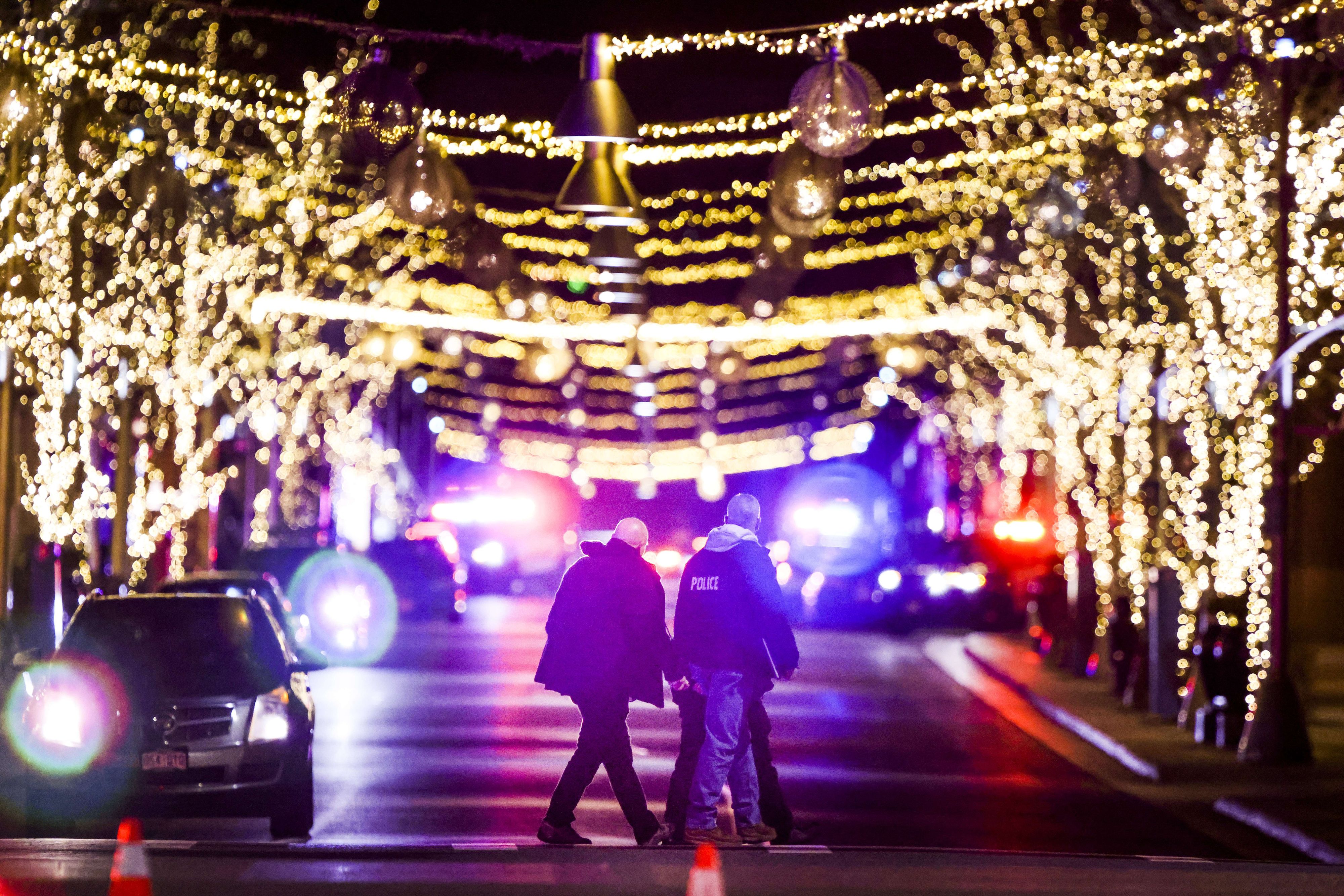 Download von www.picturedesk.com am 28.12.2021 (08:23).  LAKEWOOD, CO - DECEMBER 27: Police walk through the Belmar shopping center where they say the suspect in a shooting spree that claimed five lives was shot and killed on December 27, 2021 in Lakewood, Colorado. The shootings occurred this evening at more than six separate locations across the metro area. Police say one officer was wounded while exchanging gunfire with the suspect. Michael Ciaglo/Getty Images/AFP.== FOR NEWSPAPERS, INTERNET, TELCOS & TELEVISION USE ONLY == - 20211227_PD4027 - Rechteinfo: Rights Managed (RM) Fotografische Urheberrechte sind garantiert. Der Kunde selbst hat insbesondere die Persönlichkeitsrechte der abgebildeten Personen in eigener Verantwortung zu beachten (AGBs Punkt 5). Nur für redaktionelle Nutzung durch Tageszeitungen und Onlinemedien!
