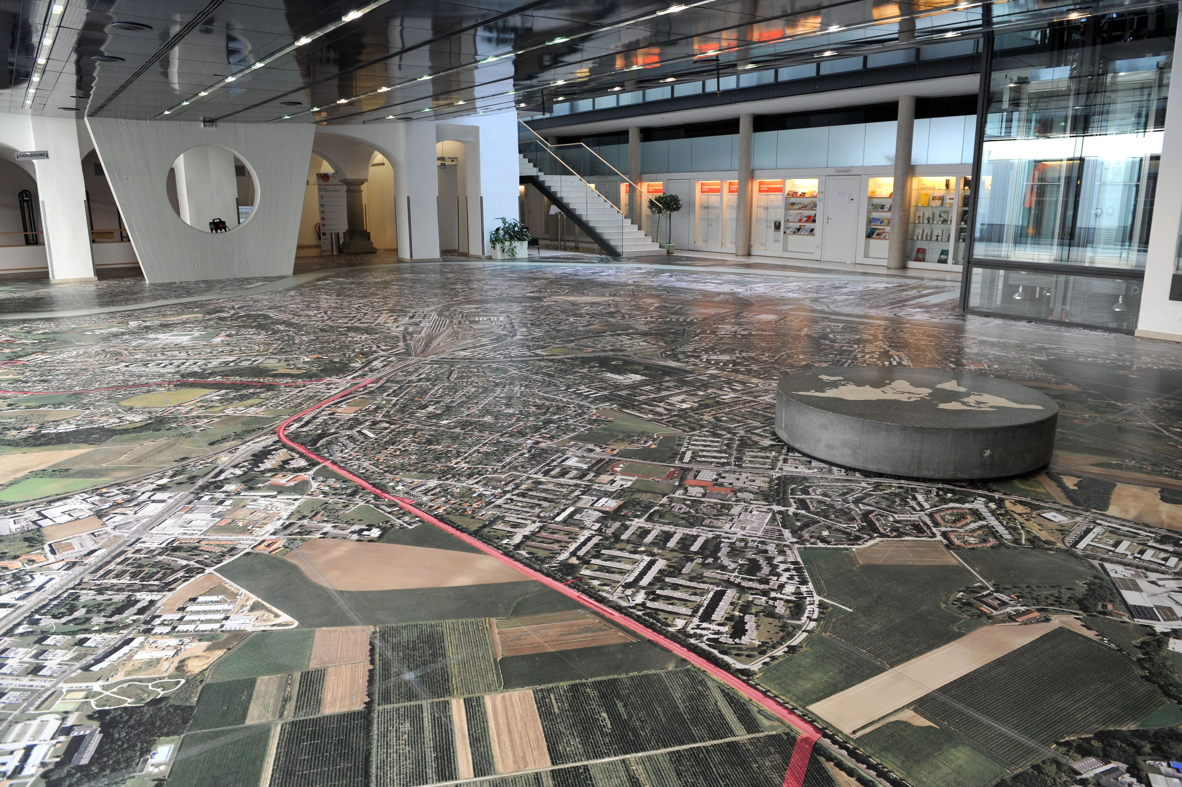 Weil die Bedrohung durch Impfgegner derzeit groß ist, soll das Foyer des Linzer Rathauses umgebaut werden.