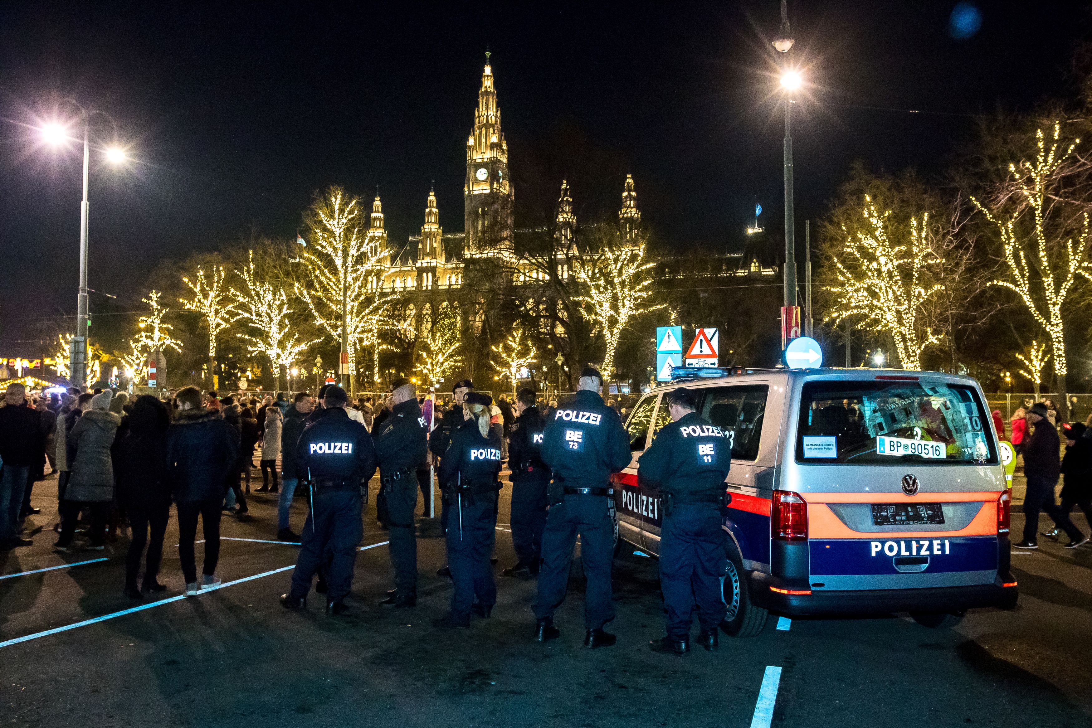 Polizisten vor dem Rathaus während dem Silvesterpfad in der Wiener Innenstadt. Archivbild 2017