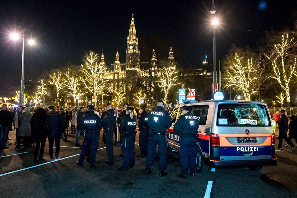 Polizisten vor dem Rathaus während dem Silvesterpfad in der Wiener Innenstadt. Archivbild 2017