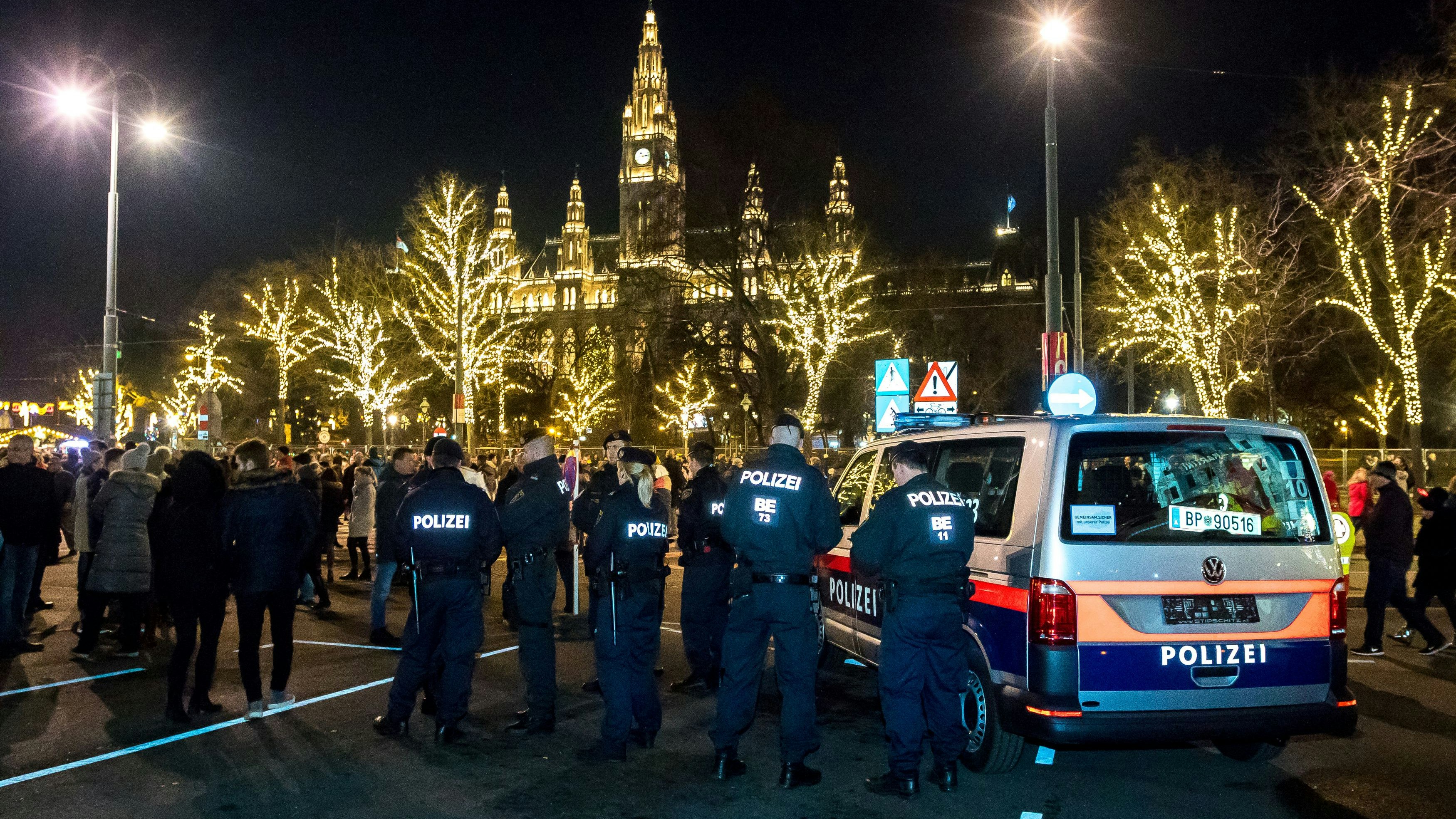Polizisten vor dem Rathaus während dem Silvesterpfad in der Wiener Innenstadt. Archivbild 2017