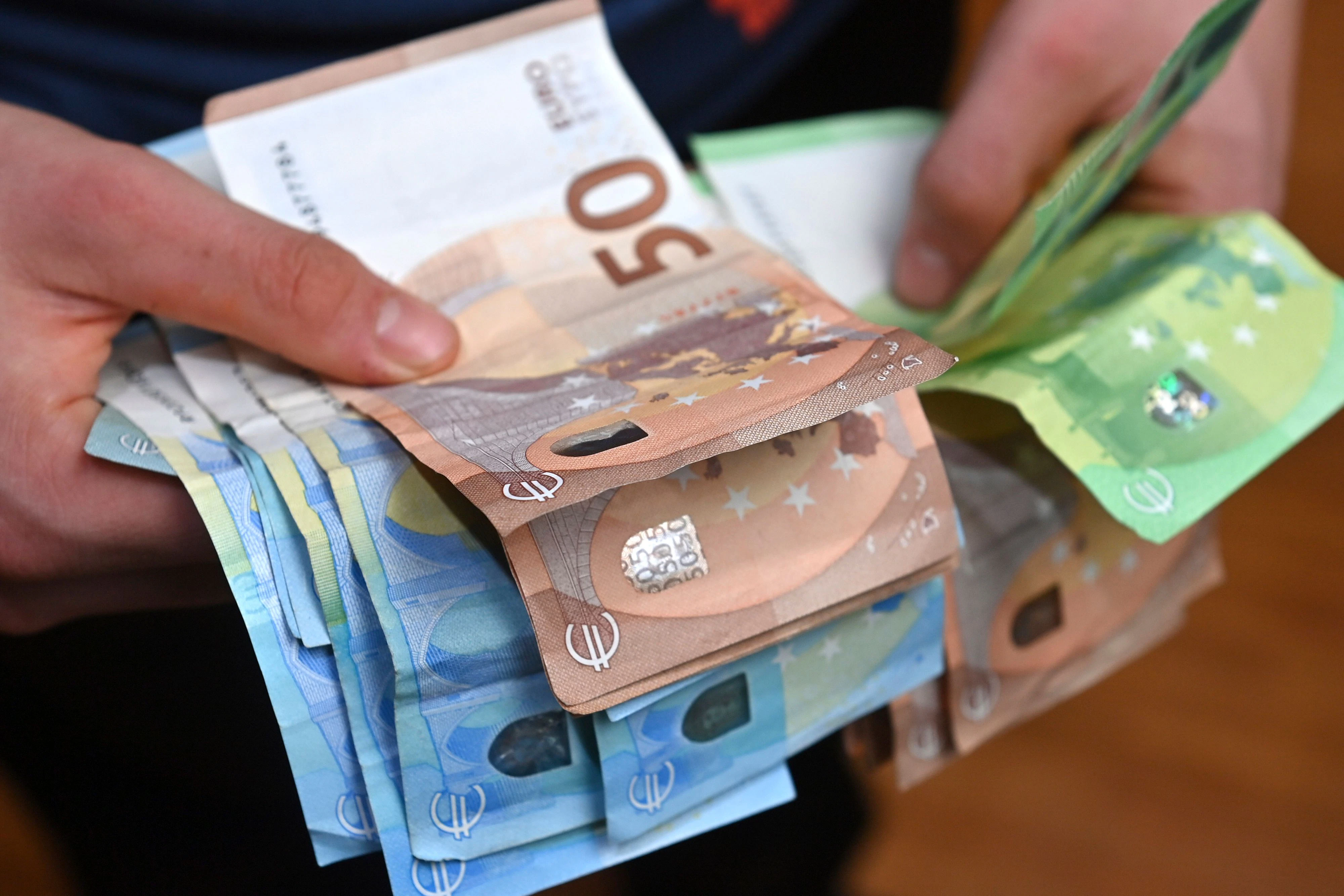Die ÖVP vertetdigt die neue Pensions-Regel, die SPÖ greift sie frontal an.