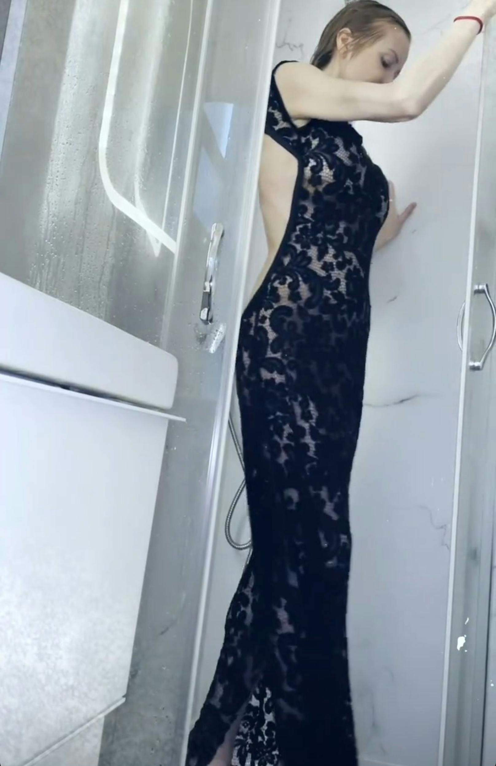 Für ihre Instagram-Follower duscht Karina Sarkissova im Abendkleid.