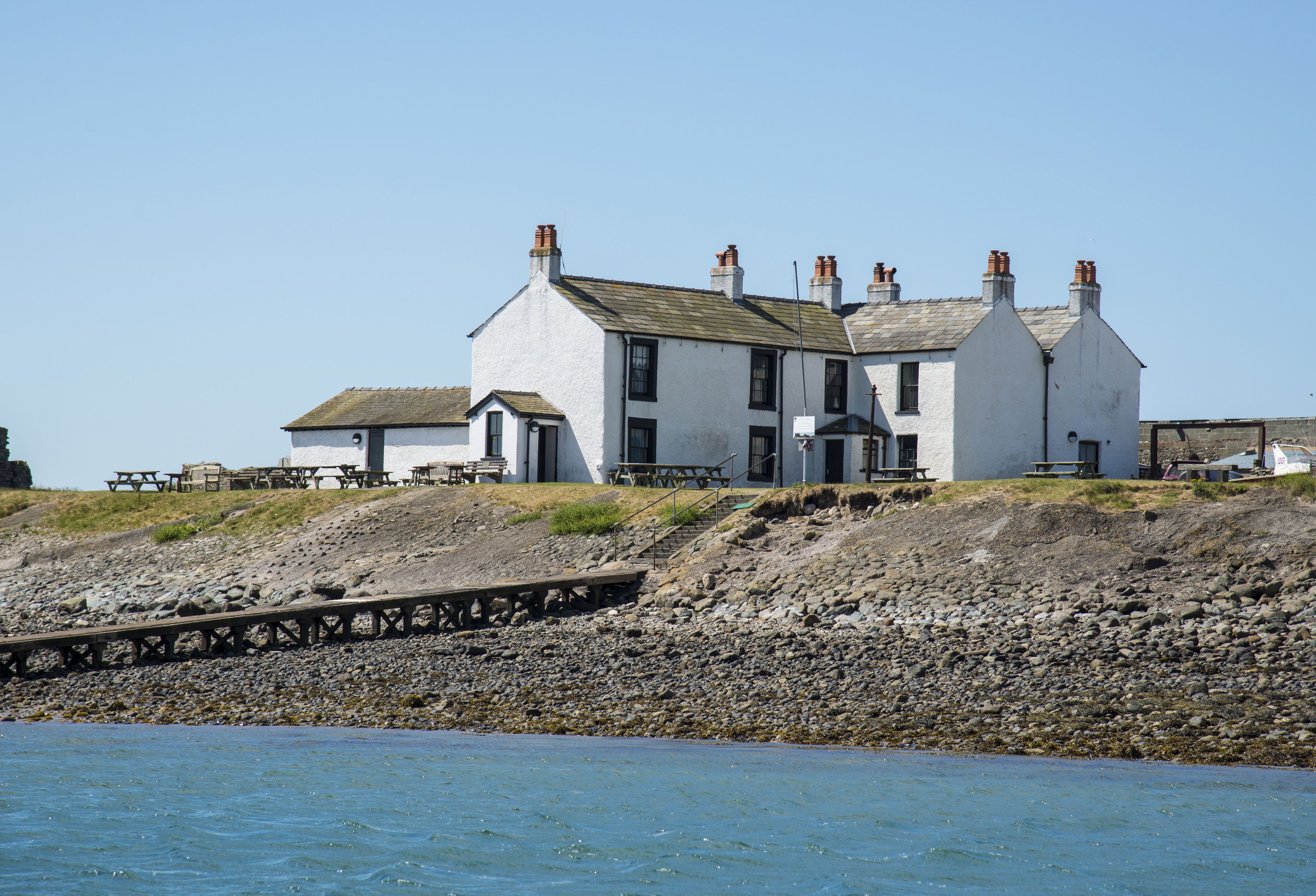 Download von www.picturedesk.com am 26.12.2021 (22:50).  View of causeway and 18th century public house near coast, The Ship Inn, Piel Channel, Piel Island, Islands of Furness, Barrow-in-Furness, Cumbria, England, July - 20150601_PD15712 - Rechteinfo: Rights Managed (RM)