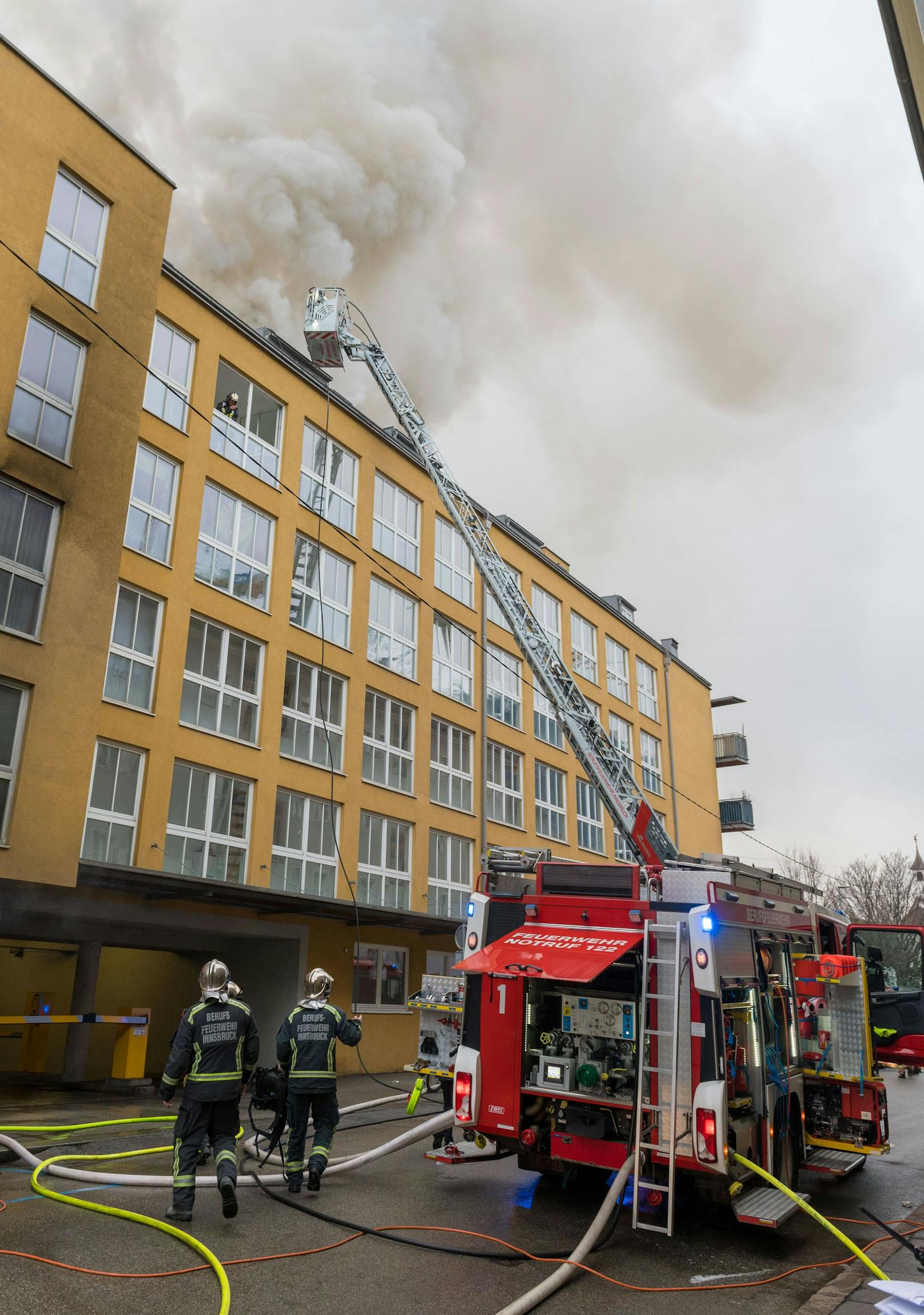 Bei einem Großbrand in einem Mehrparteienhaus in der Innsbrucker Kapuzinergasse wurden am 29. Dezember 2021 mehrere Wohnungen durch die Flammen zerstört.