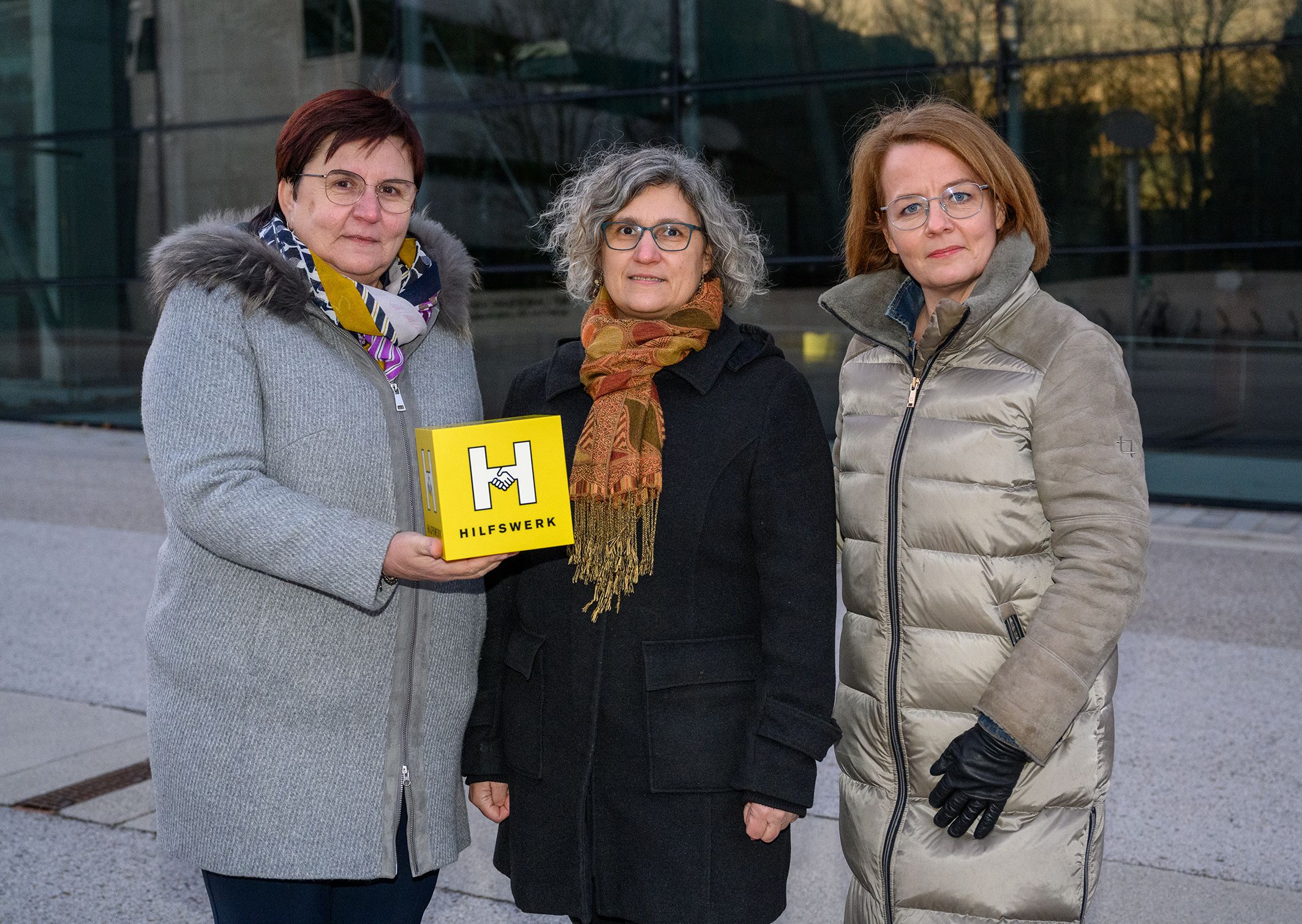 Präsidentin Michaela Hinterholzer (NÖ Hilfswerk), Michaela Naber-Tastl (NÖ Frauentelefon), Frauen-Landesrätin Christiane Teschl-Hofmeister 
