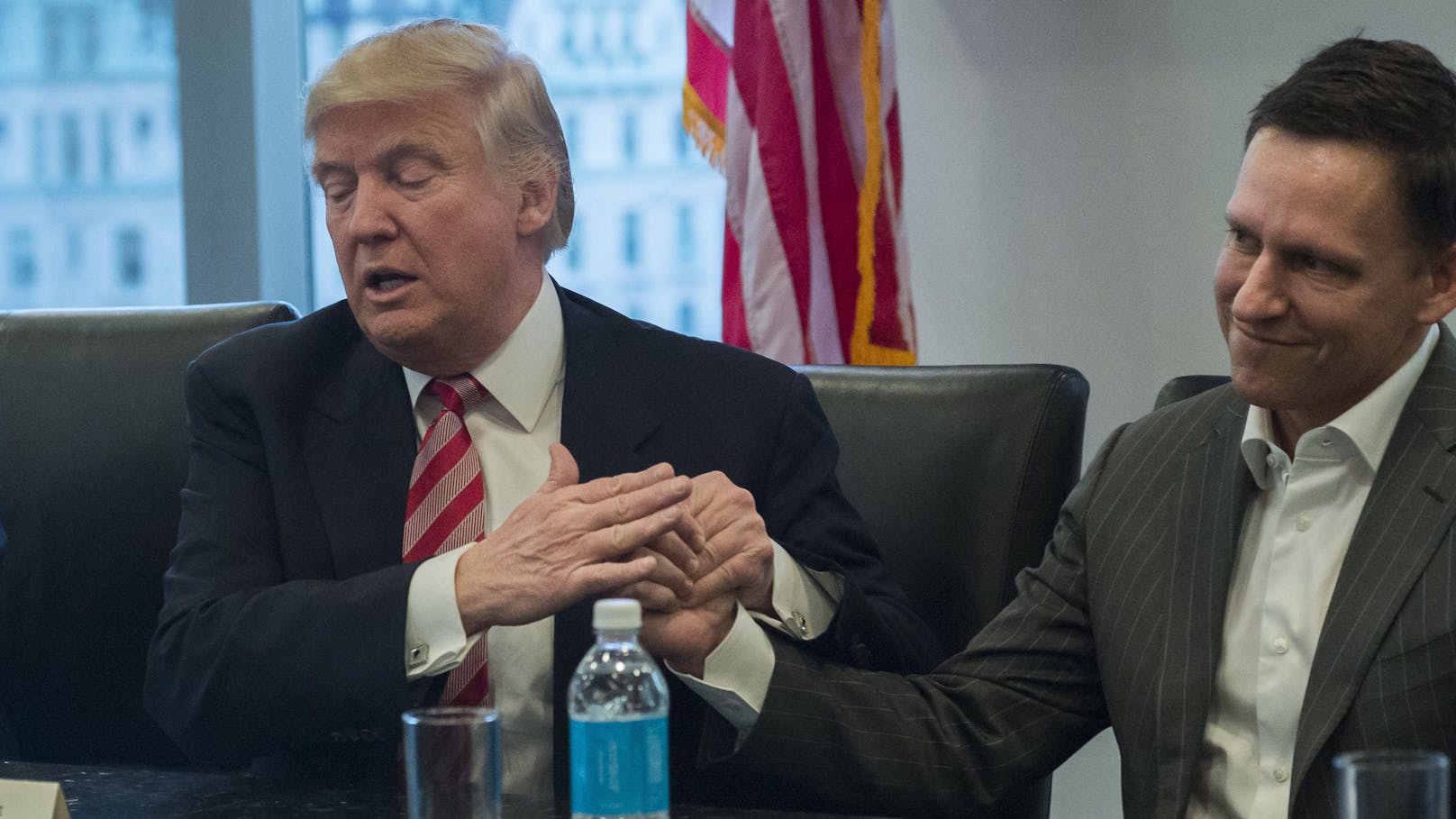 Peter Thiel 2016 händchenhaltend mit Donald Trump in New York