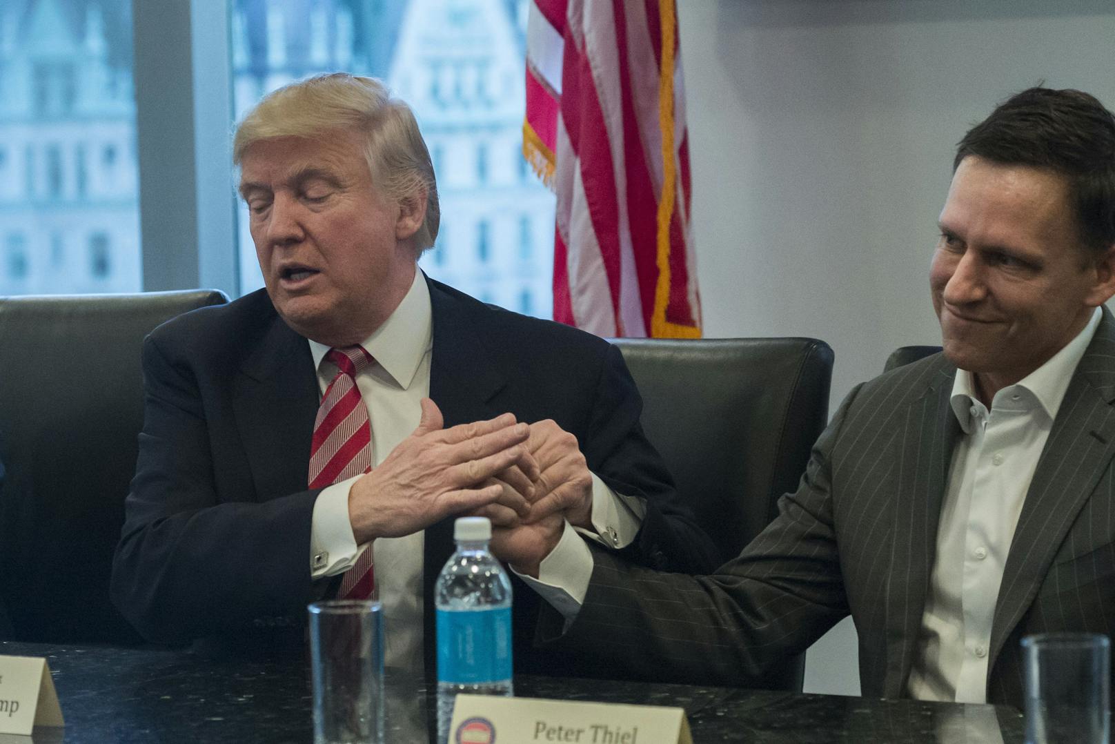 Peter Thiel 2016 mit Donald Trump in New York