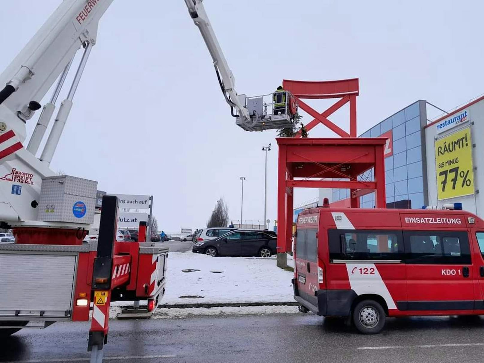 Unbekannte montierten Christbäume auf XXXLutz-Sessel: Die Feuerwehr stand mit der Teleskopmastbühne im Einsatz