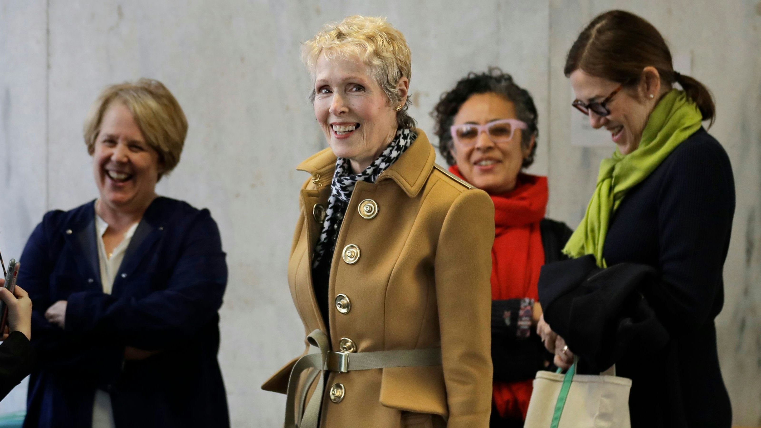 Download von www.picturedesk.com am 29.12.2021 (15:14).  E. Jean Carroll, center, waits to enter a courtroom in New York, Wednesday, March 4, 2020. As part of her defamation lawsuit against President Donald Trump, Carroll is seeking a DNA sample from him in an attempt to prove he raped her in the 1990s, which Trump denies. (AP Photo/Seth Wenig) - 20200304_PD8589 - Rechteinfo: Rights Managed (RM)