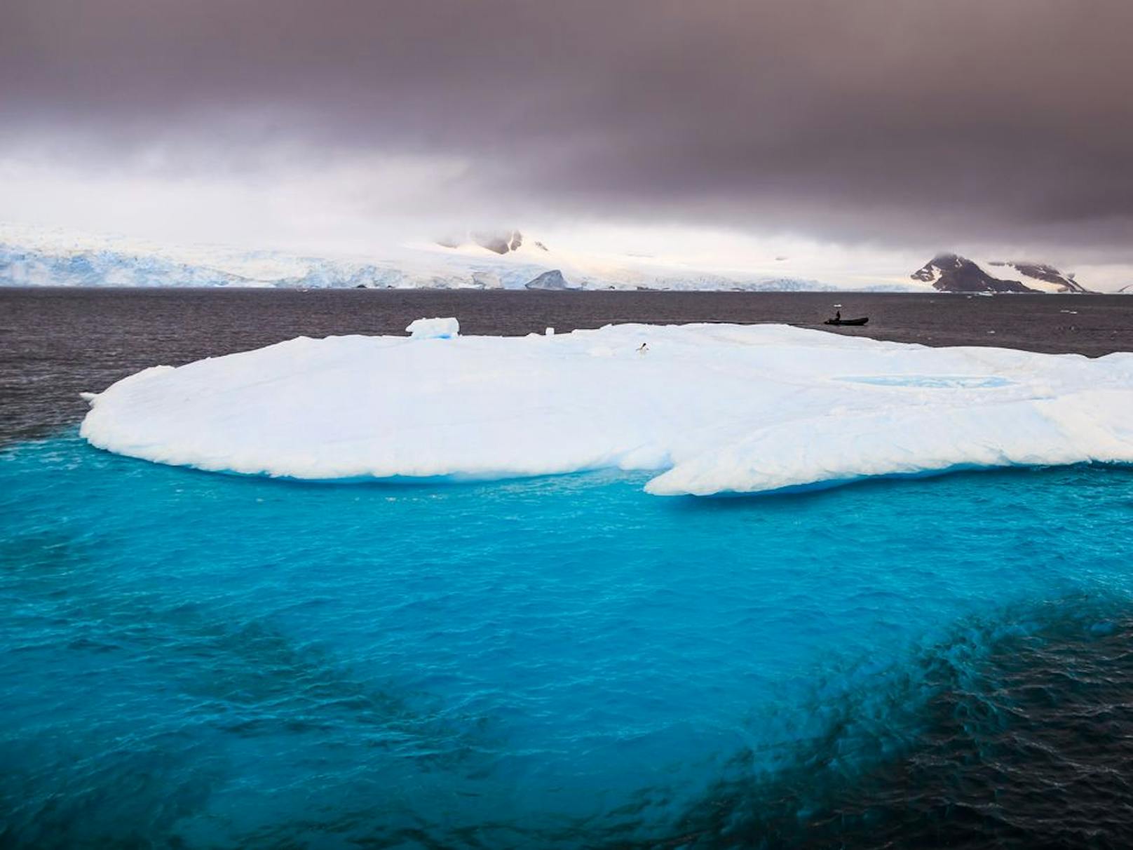 Peterman Island (Antarktis).&nbsp;Der antarktische Eisschild ist die größte zusammenhängende Eismasse der Erde. Die Mächtigkeit des Eispanzers reicht von 0 bis nahezu 5.000 Metern.