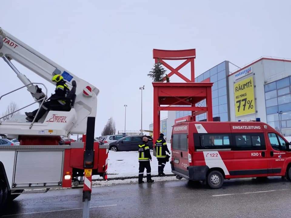 Unbekannte montierten Christbäume auf XXXLutz-Sessel: Die Feuerwehr stand mit der Teleskopmastbühne im Einsatz
