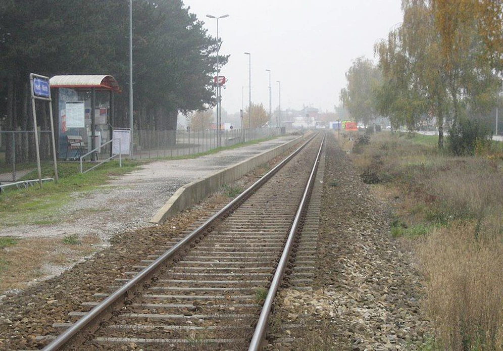 Die Bahnhaltestelle vor der Renovierung.