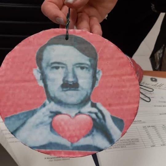 Rund ein Dutzend dieser roten Karton-Kreise mit Nazi-Abbildungen hängte eine unbekannte Täterschaft an einen Weihnachtsbaum.