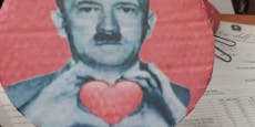 Vandale hängen Hitler-Christbaumschmuck vor Rathaus auf