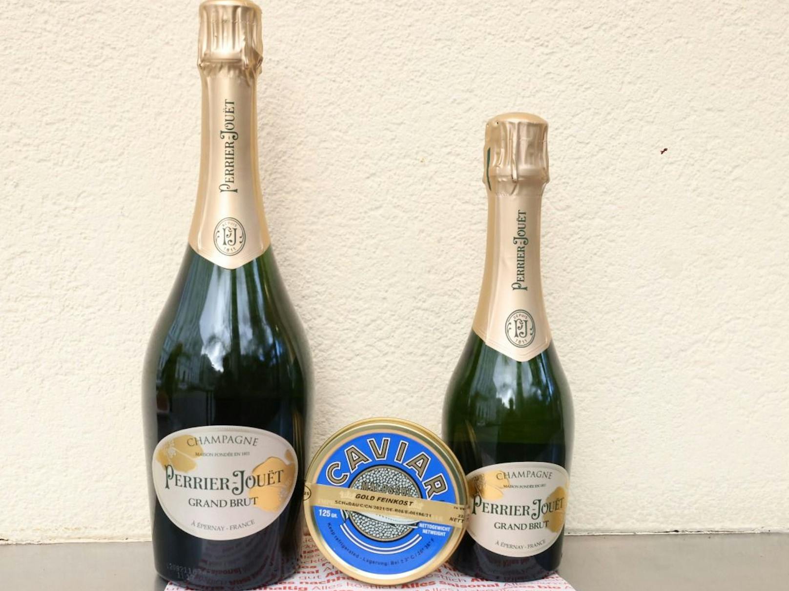 Auch Champagner von Perrier und Kaviar werden bei Bedarf kredenzt.&nbsp;