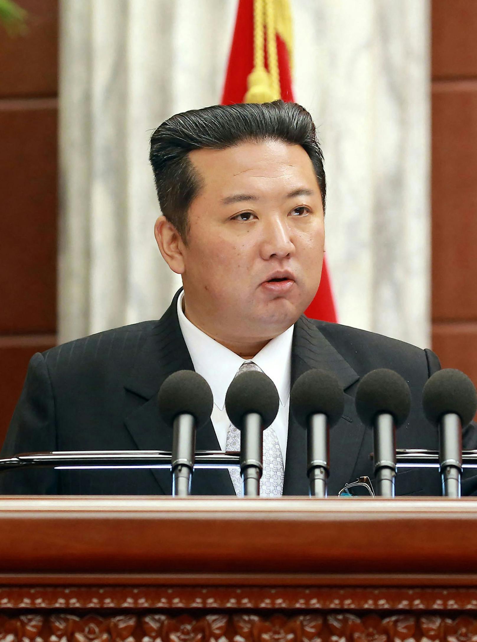 Kim Jong-un sieht plötzlich wie verwandelt aus. Der früher vollschlanke Diktator hat stark abgenommen.