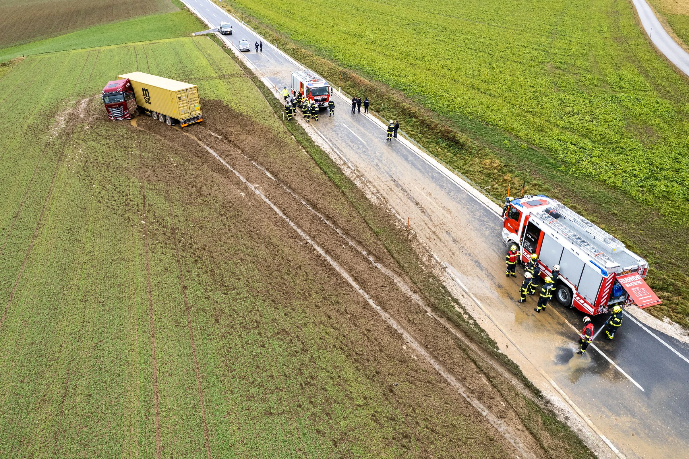 Aus gesundheitlichen Gründen kam ein aus der Steiermark stammendender LKW-Fahrer auf der B138 von der Straße ab und fuhr in ein angrenzendes Feld. Die Ersthelfer sowie die Feuerwehr versuchten den Mann noch zu reanimieren. Auch der eintreffende Notarzt reanimierte den LKW-Fahrer noch, konnte jedoch nur noch den Tod des Fahrers feststellen. Durch den stark aufgeweichten Boden des Feldes, hatten die Einsatzkräfte Mühe, zu der Unfallstelle vorzudringen. Ein örtliches Unternehmen führt derzeit noch die Bergung des Lastkraftwagens durch. Die B138 ist für die Dauer der Aufräumarbeiten komplett gesperrt.