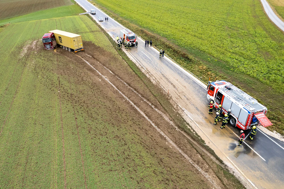 Aus gesundheitlichen Gründen kam ein aus der Steiermark stammendender LKW-Fahrer auf der B138 von der Straße ab und fuhr in ein angrenzendes Feld. Der Notarzt konnte nur noch den Tod des Mannes feststellen.