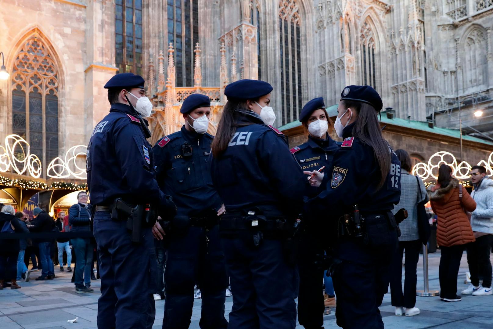 Corona-Kontrollen der Polizei in Wien – ab 3. Jänner gelten Tausende Geimpfte als ungeimpft.