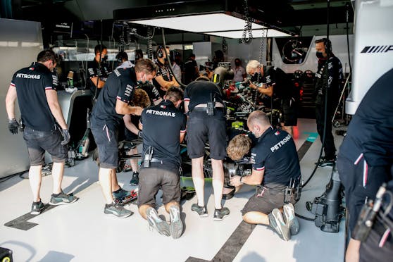 Die Mercedes-Crew bei der Arbeit am Boliden von Lewis Hamilton.