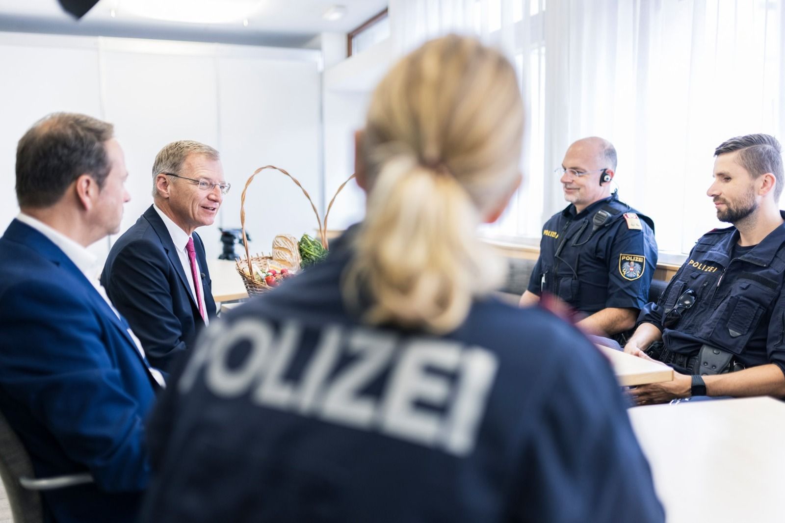 LH Stelzer mit Polizisten (Archivfoto). Er kritisiert, dass zu Silvester Demos stattfinden sollen.