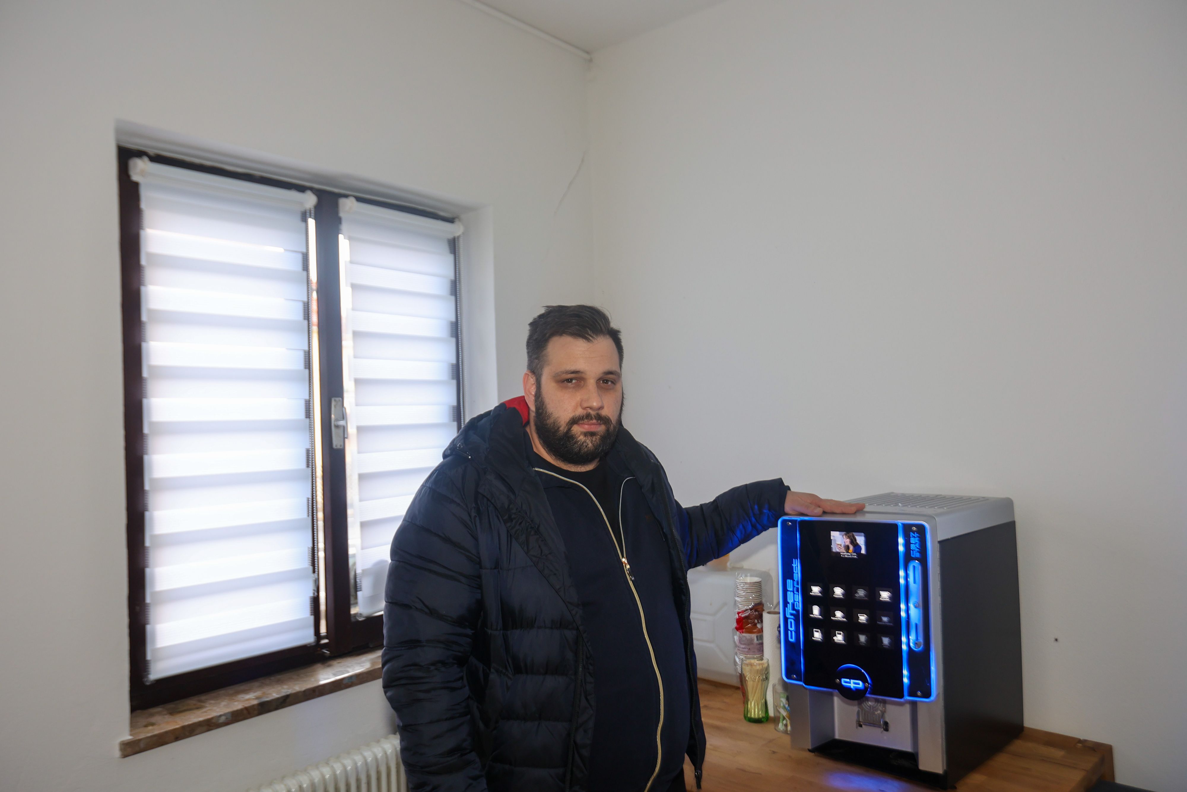 Aleks B. wurde von einer Polizei-Razzia überrascht. Der Grund: Seine Kaffeemaschine leuchtete auffällig, wie eine Hanf-Plantage.