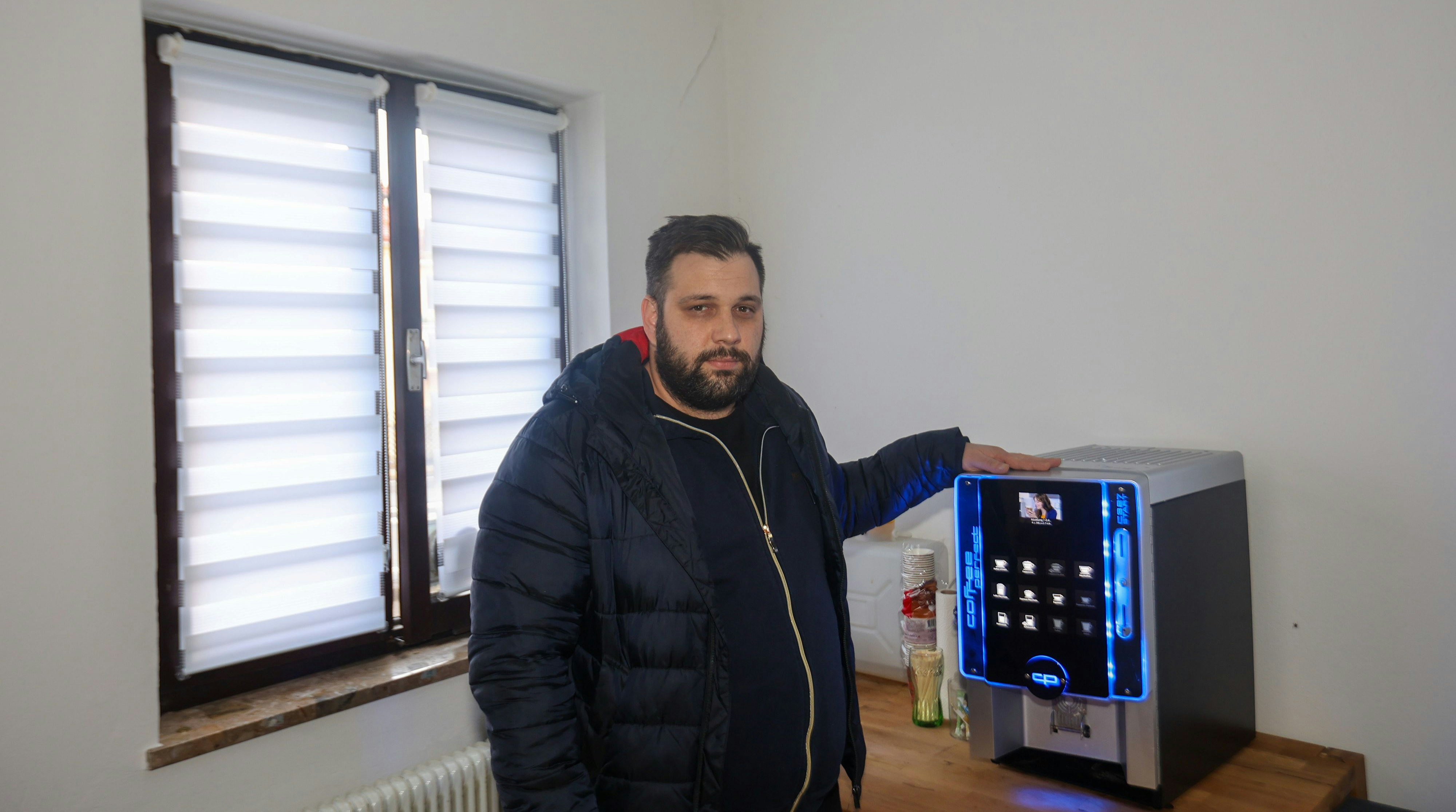 Aleks B. wurde von einer Polizei-Razzia überrascht. Seine Kaffeemaschine leuchtete wie eine Hanf-Plantage.