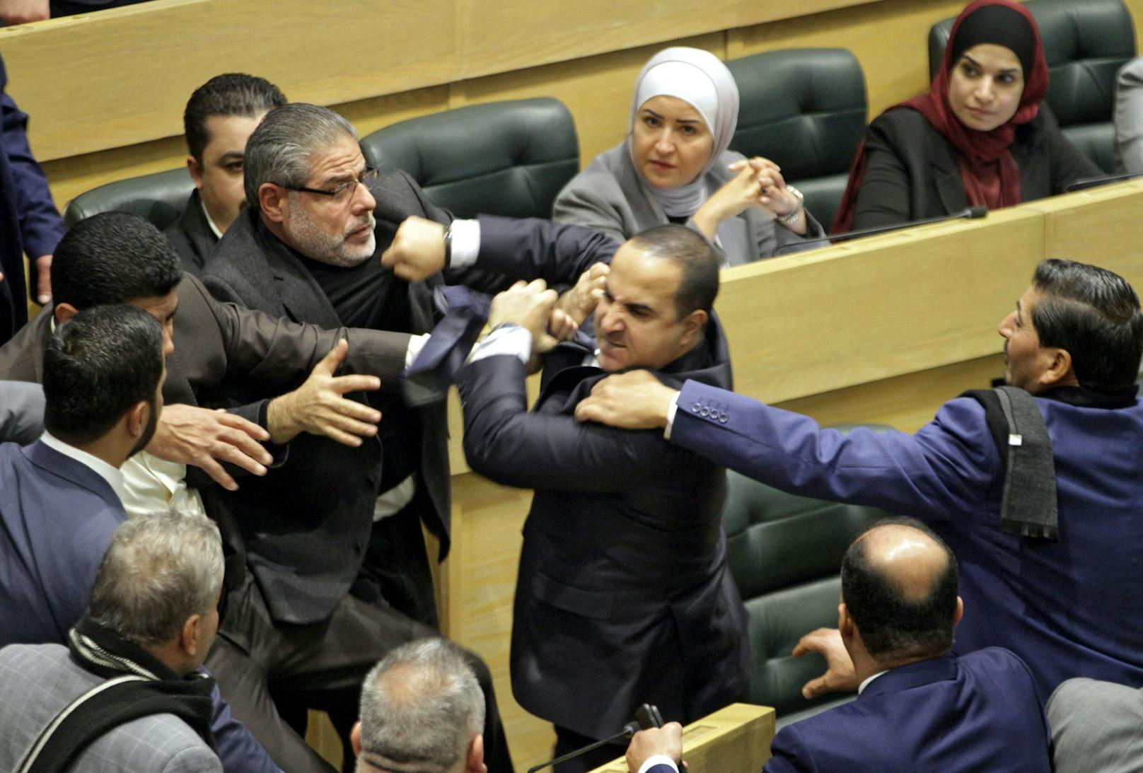 Jordanische Parlamentarier werden während einer Schlägerei im Parlament getrennt.