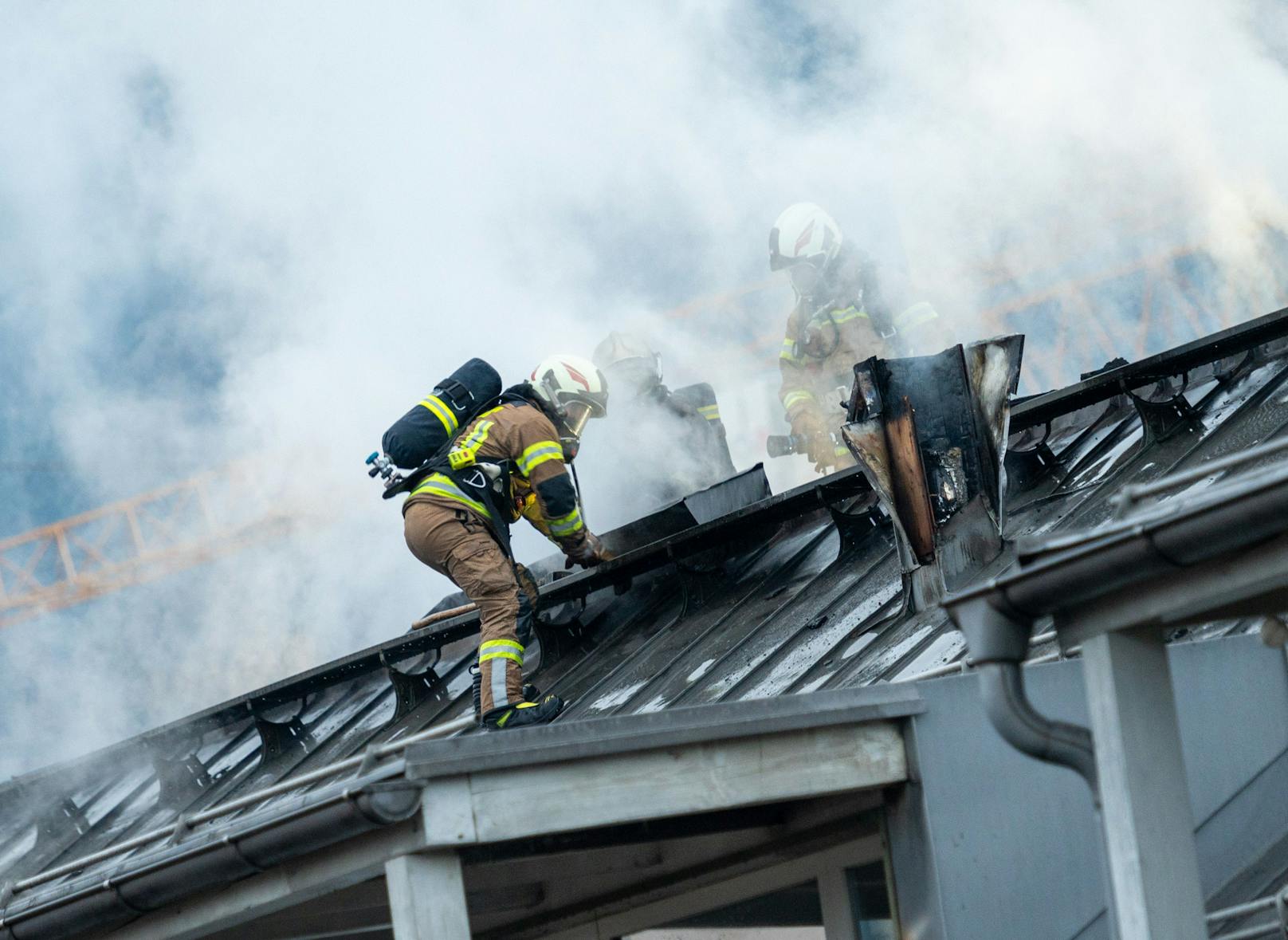 Bei einem Großbrand in einem Mehrparteienhaus in der Innsbrucker Kapuzinergasse wurden am 29. Dezember 2021 mehrere Wohnungen durch die Flammen zerstört.