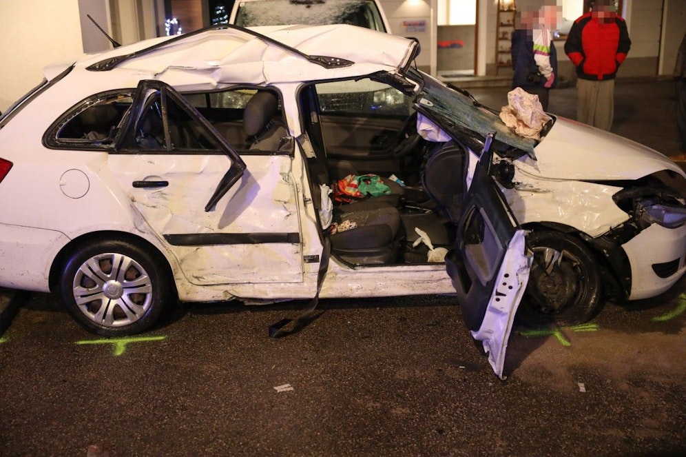 Bei dem Unfall wurde der 16-jährige Beifahrer eingeklemmt - er erlitt tödliche Verletzungen.