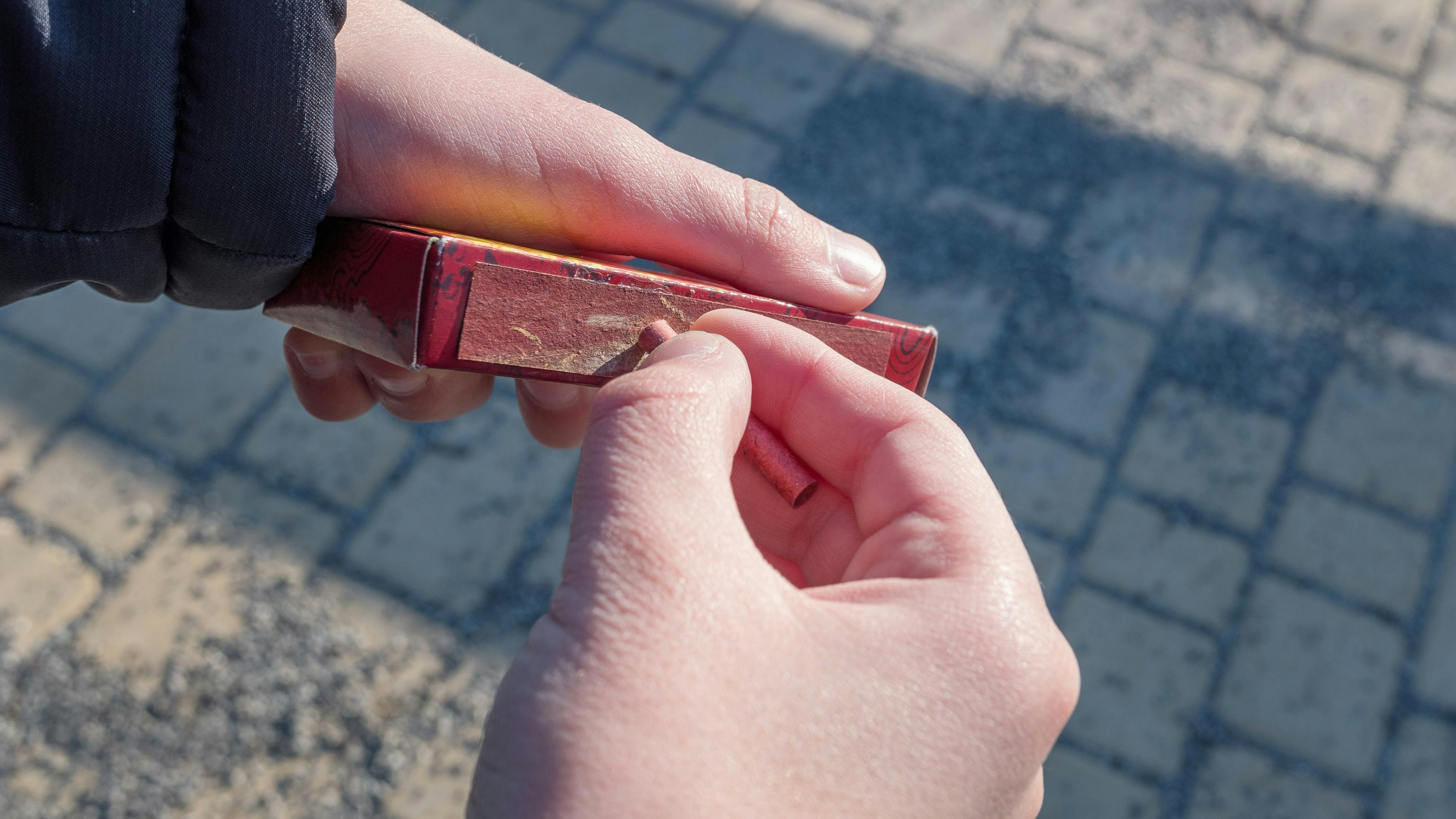 Die Jugendlichen hantierten mit Böllern und sollen dann einen Mitarbeiter attackiert haben. Symbolbild. 