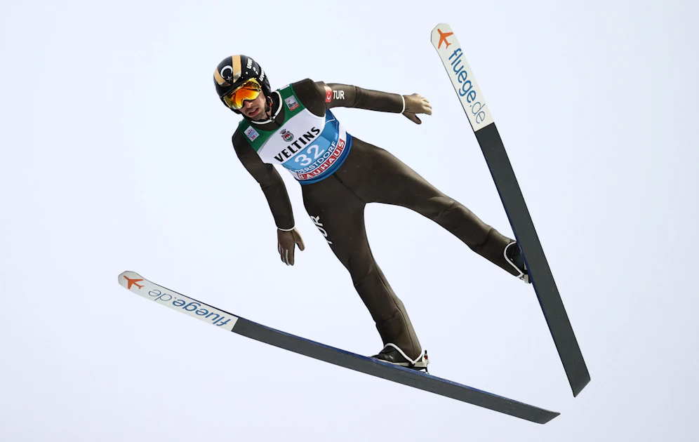 Fatih Arda İpçioğlu bei seinem Sprung ins Oberstdorf-Finale.