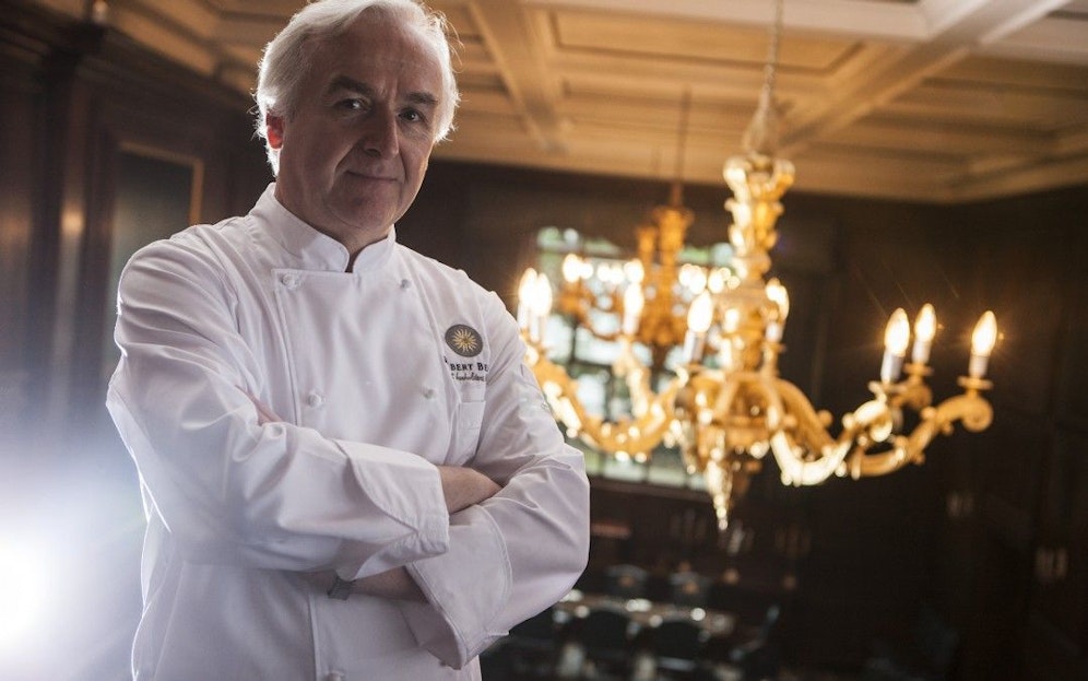 Der österreichische Sternekoch Herbert Berger wird von einem Mitarbeiter wegen religiöser Diskriminierung geklagt.