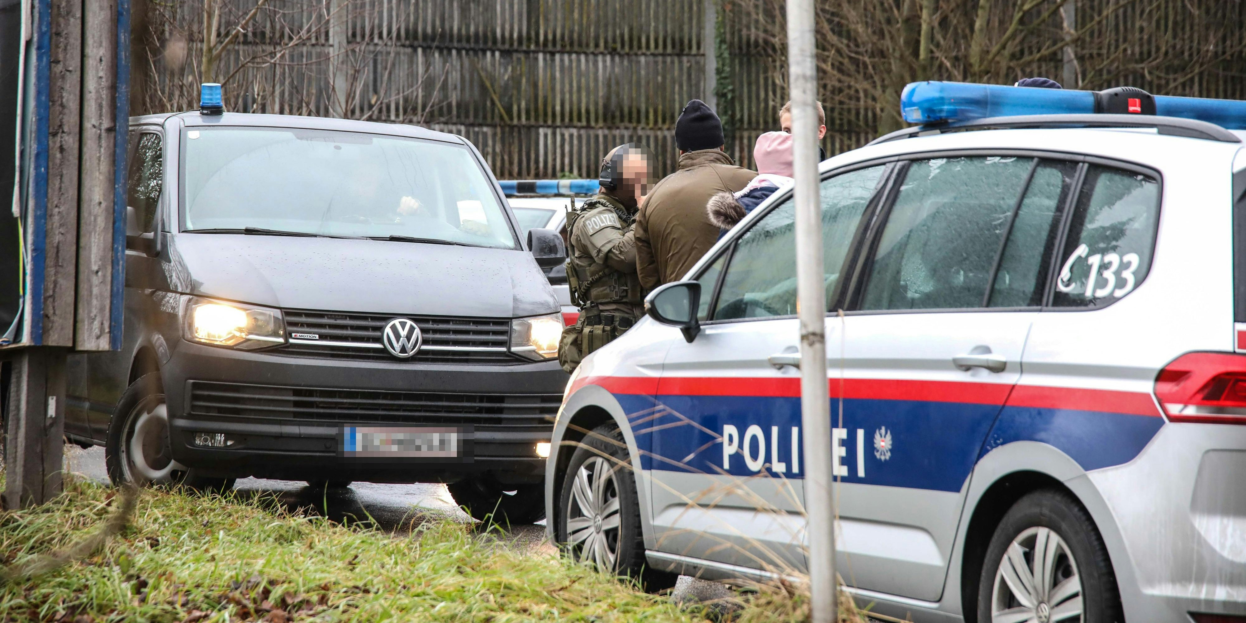 In Leonding sucht die Cobra derzeit nach zwei Männern. Sie sollen jemanden mit einer Schusswaffe bedroht haben.