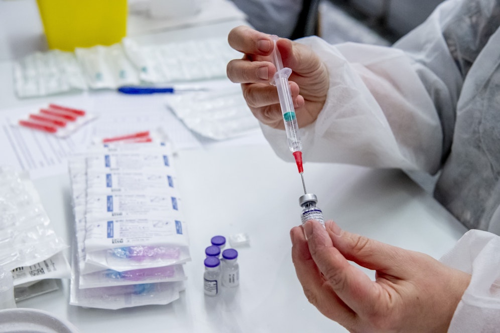 Angesichts der Omikron-Variante ist bei der Wahl des Boosters einiges zu beachten.