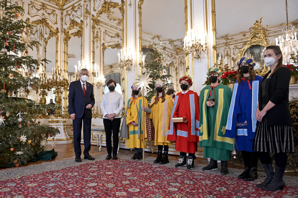 Bundespräsident Alexander Van der Bellen und Ehefrau Doris Schmidauer beim Besuch der Sternsinger in der Präsidentschaftskanzlei in Wien.