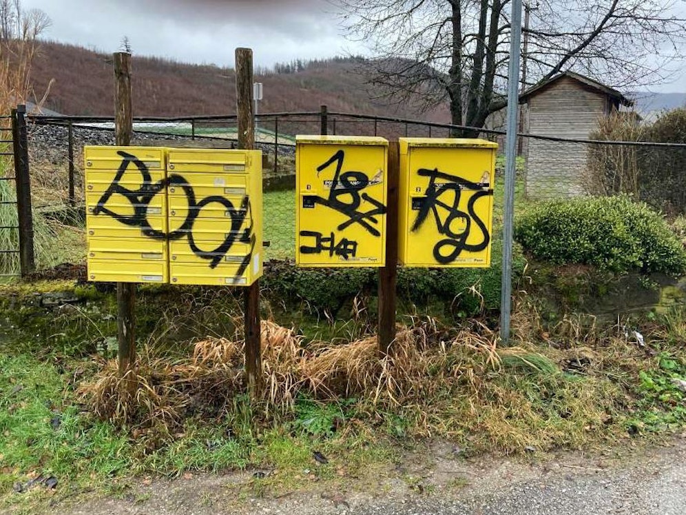 Die Burschen besprayten zahlreiche Objekte (Symbolbild)