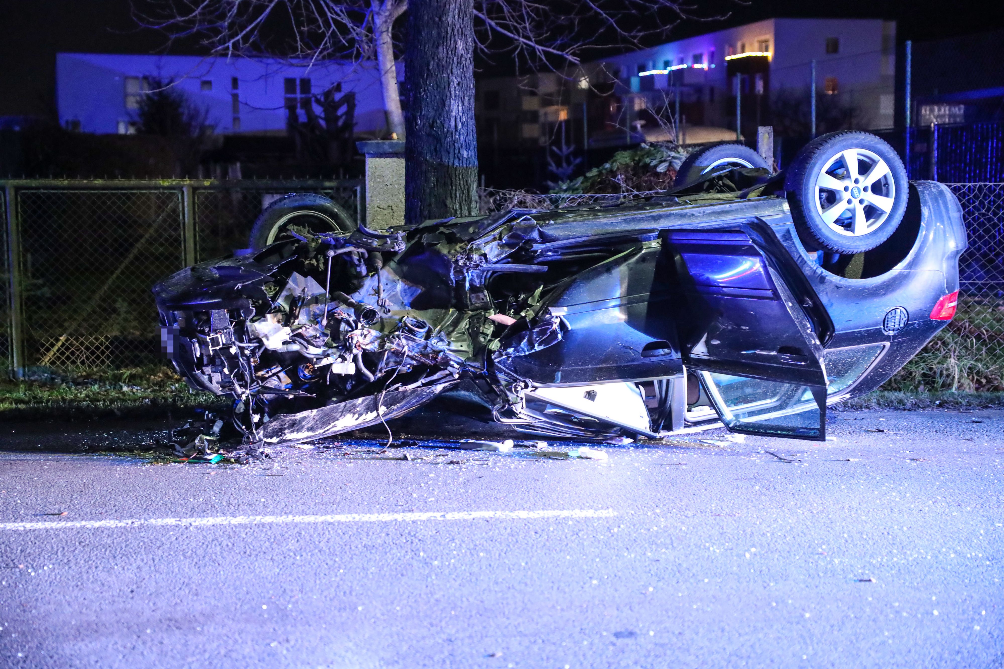 Der Pkw wurde schwer beschädigt, die Frau leicht verletzt.