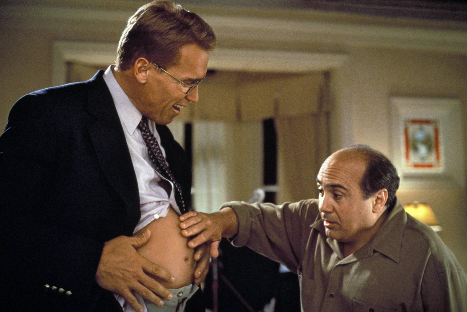 Unvergessen: Arnold Schwarzenegger als schwangerer Mann mit Danny DeVito in "Junior" (1994).