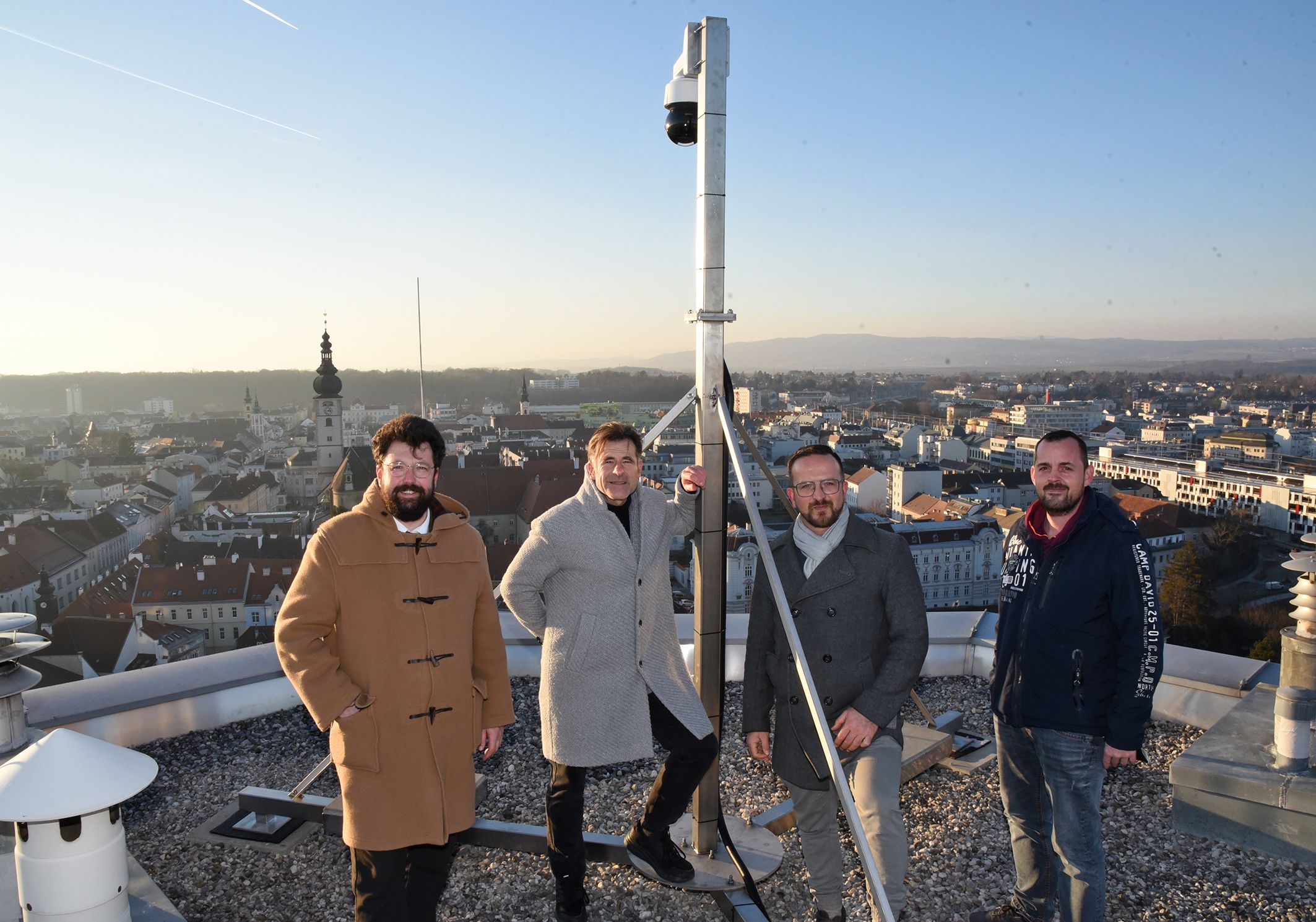Vizebürgermeister Harald Ludwig, Dietmar Zeiss und Matthias Weiländer von der Marketing St. Pölten GmbH sowie Hausbesorger Mario Zauchinger bei der Besichtigung der neuen Webcam. 