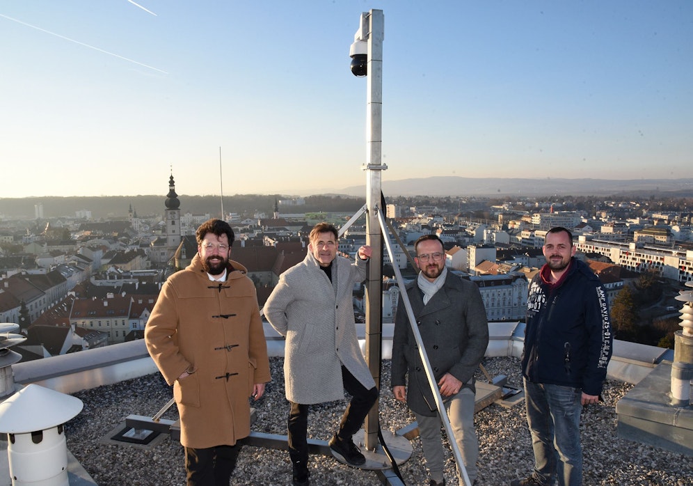 Vizebürgermeister Harald Ludwig, Dietmar Zeiss und Matthias Weiländer von der Marketing St. Pölten GmbH sowie Hausbesorger Mario Zauchinger bei der Besichtigung der neuen Webcam. 