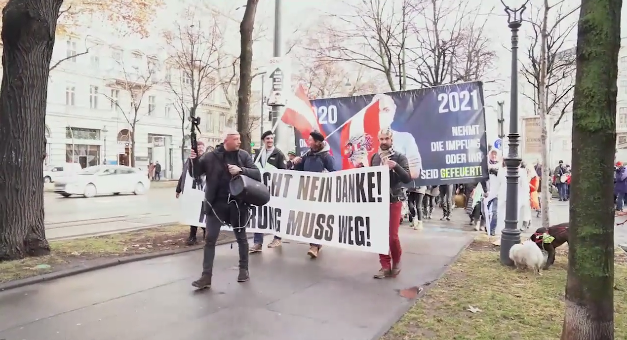 Nach 20 Minuten Stillstand konnte die illegale Demo weiter durch die City ziehen.
