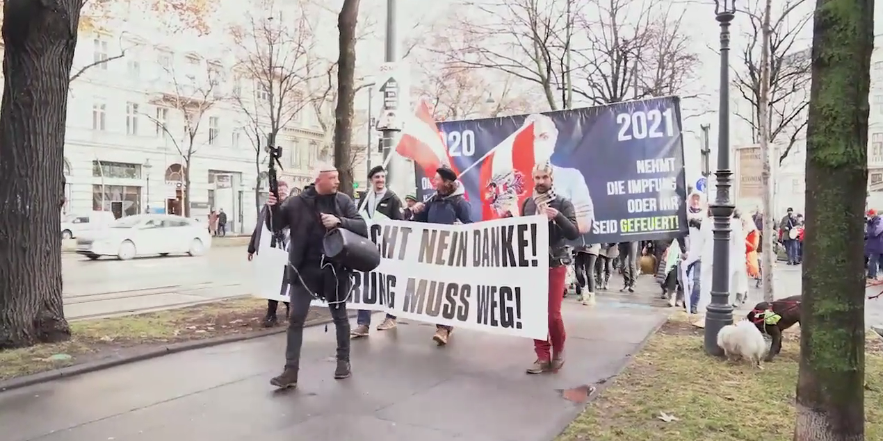 Nach 20 Minuten Stillstand konnte die illegale Demo weiter durch die City ziehen.
