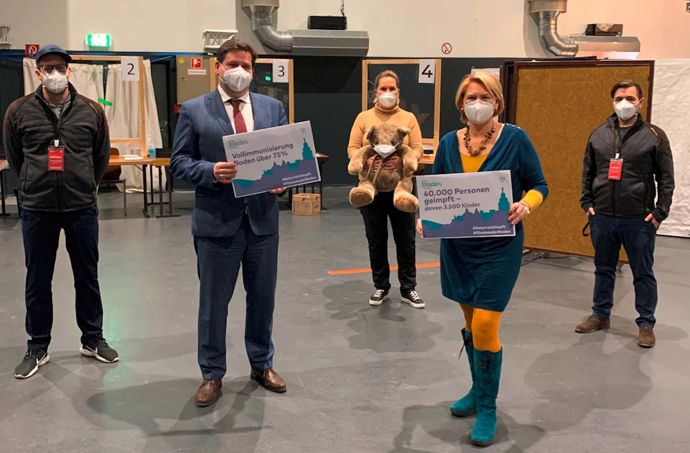 Florian Brand, Bürgermeister Stefan Szirucsek, Impfkoordinatorin Marie-Therese Jutz, Vizebürgermeisterin Helga Krismer sowie Michael Autin.