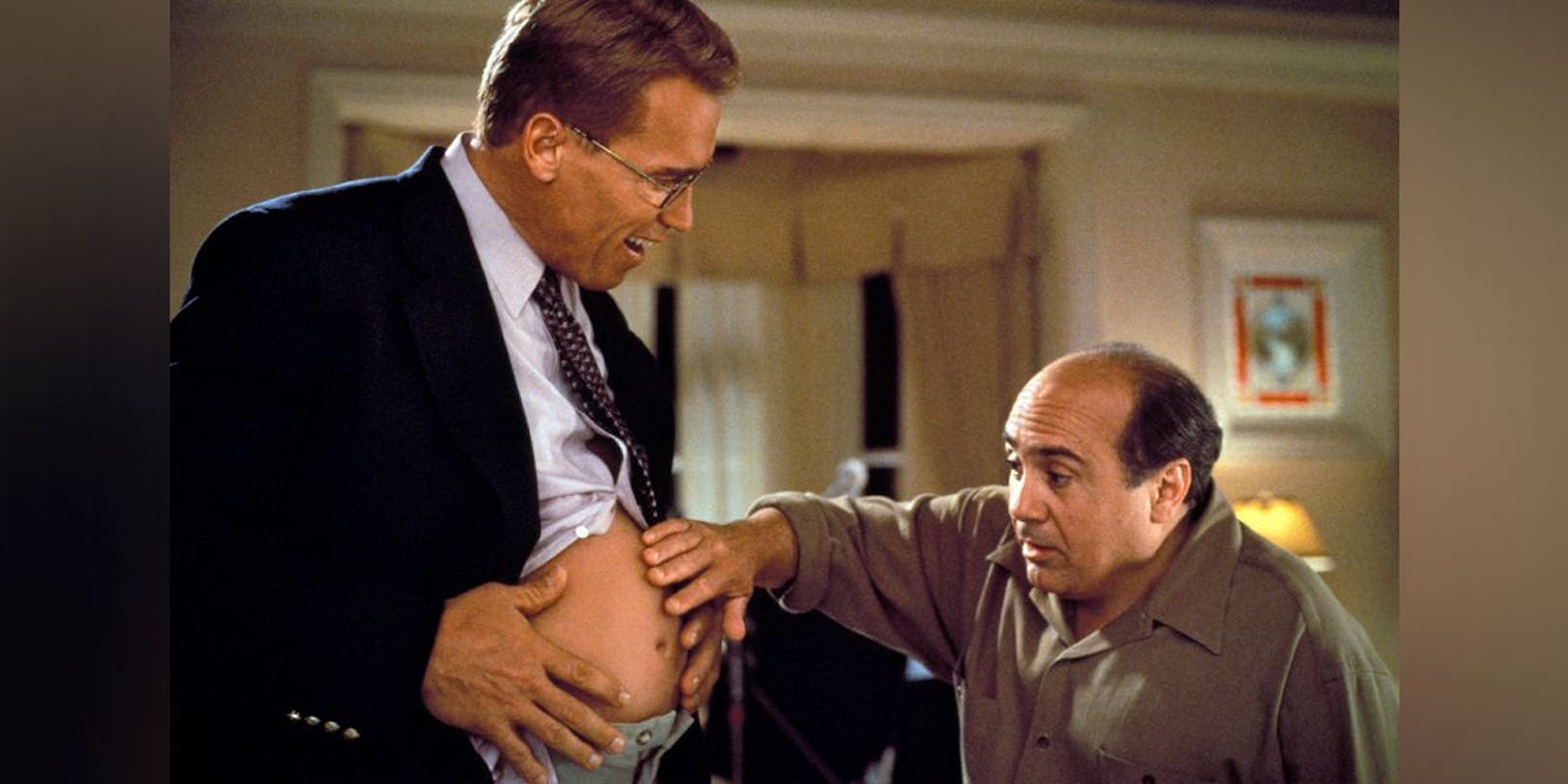 Unvergessen: Arnold Schwarzenegger als schwangerer Mann mit Danny DeVito in "Junior" (1994).