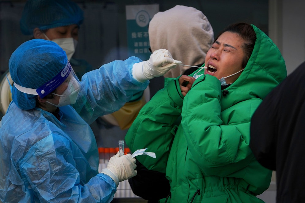 Testen gehört in China zur Pflicht, das ist aber einer der wenigen Gründe überhaupt außer Haus zu gehen.
