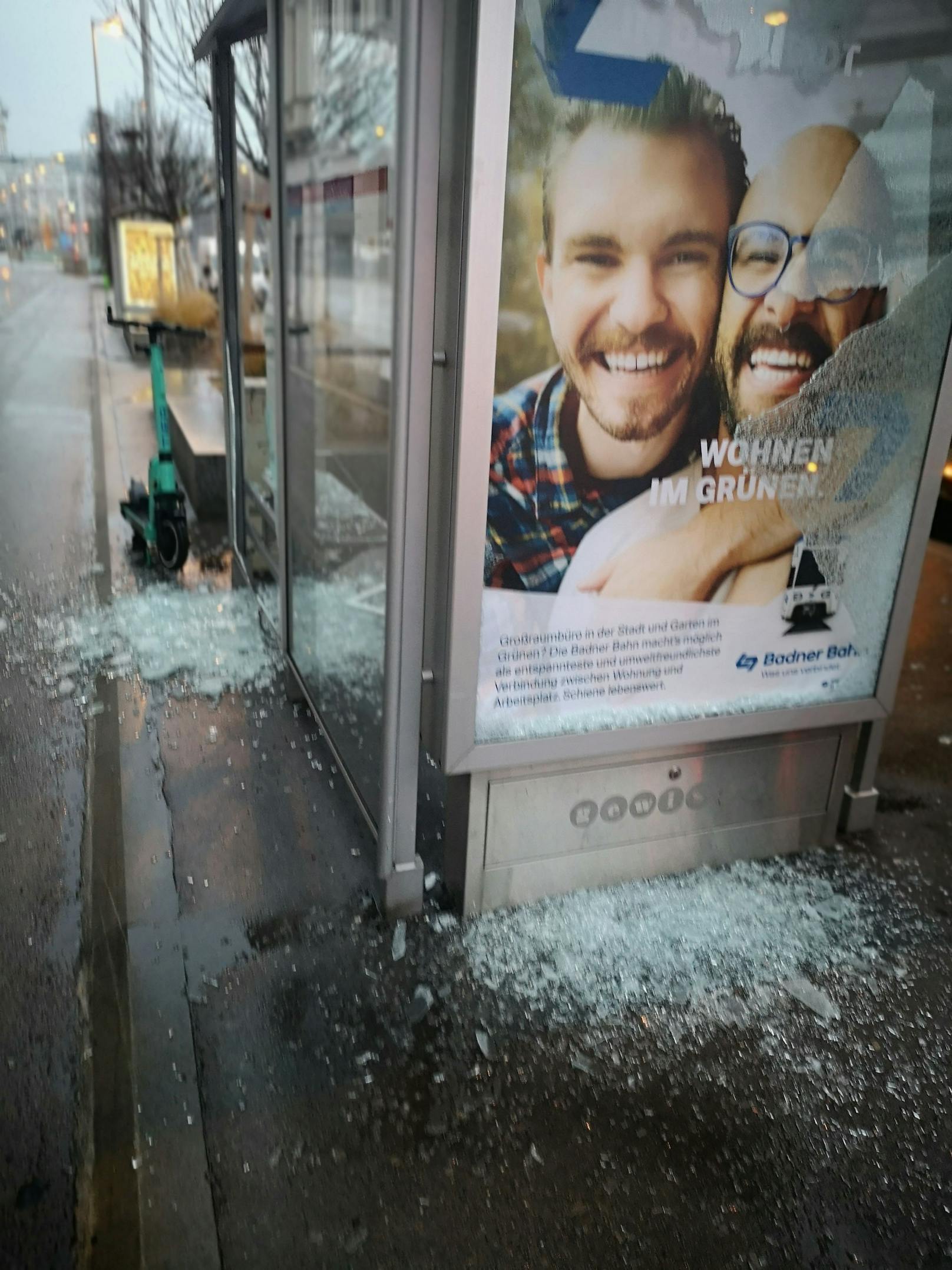 Plakatscheiben wurden ebenfalls komplett zerschlagen.